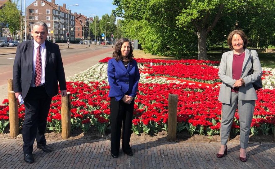 AmbCanNL's tweet photo. Aujourd’hui, @AmbLisaHelfand @Sbruines @WillemPostUSA ont dévoilé la plaque de @CityOfTheHague “40-45 Liberation" sur la même place. Merci à nos amis de La Haye de garder la mémoire de ces soldats 🇨🇦 courageux en vie. #PaysBas75 #AmisetAlliés https://t.co/W8bFueW1iv