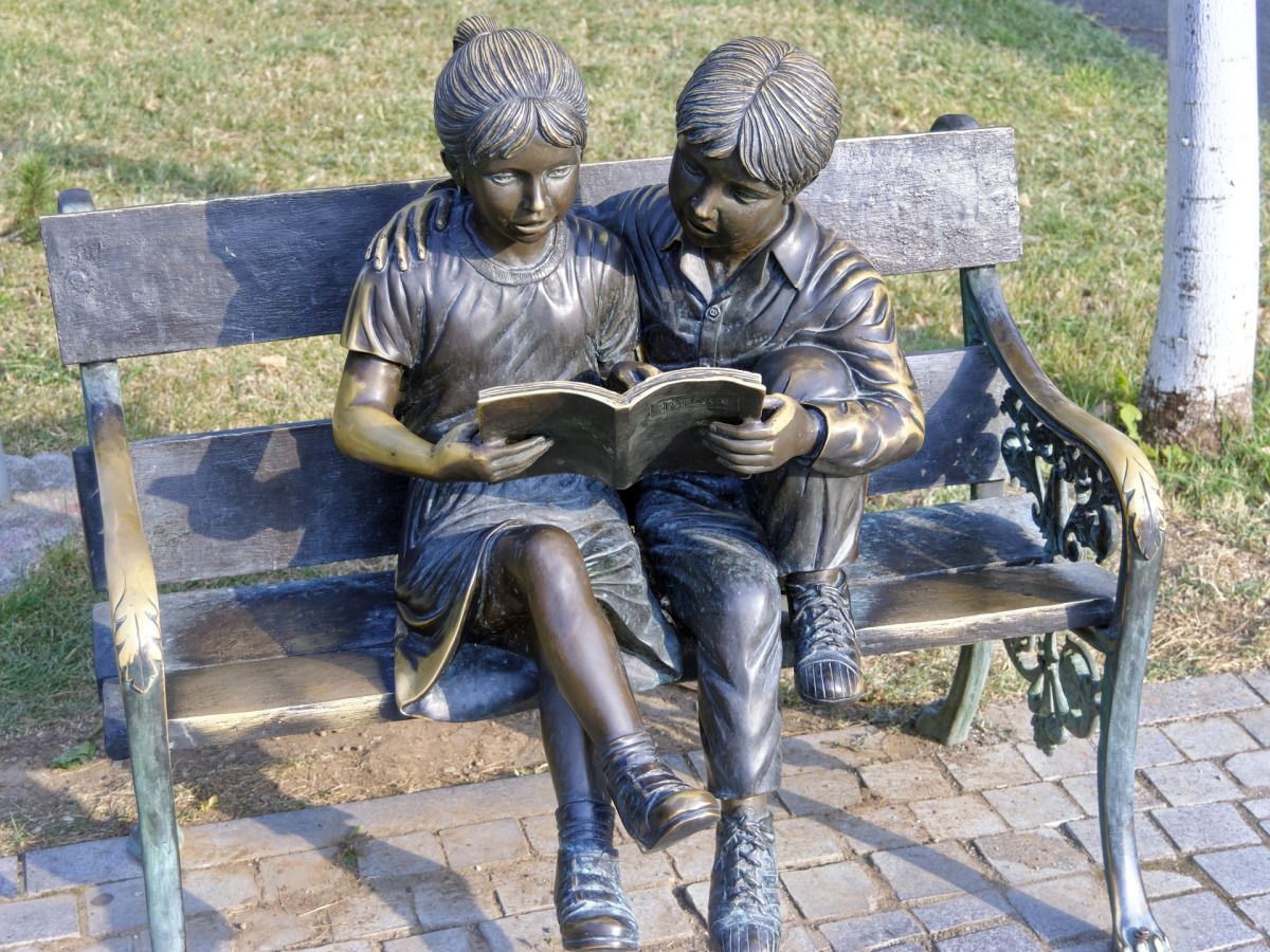 marianRGK's tweet photo. «El verbo leer, como el verbo amar y el verbo soñar, no soporta el modo imperativo». Lo decía Borges y lo trae aquí @miscelanealuna para hablar de niños y lectura. #Lupacor. https://t.co/lxfdhGX8tU https://t.co/w7DHq70tVp