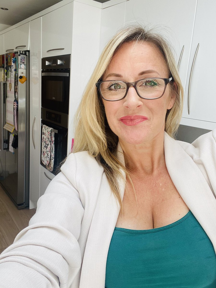 andreabinks's tweet photo. It’s college presentation day take one! Xx good to be able to present in my shorts and flip flops lol xxx #traineecounsellor #integrativeapproach #abeautifullifewithbinksy https://t.co/mc3clHLZxd