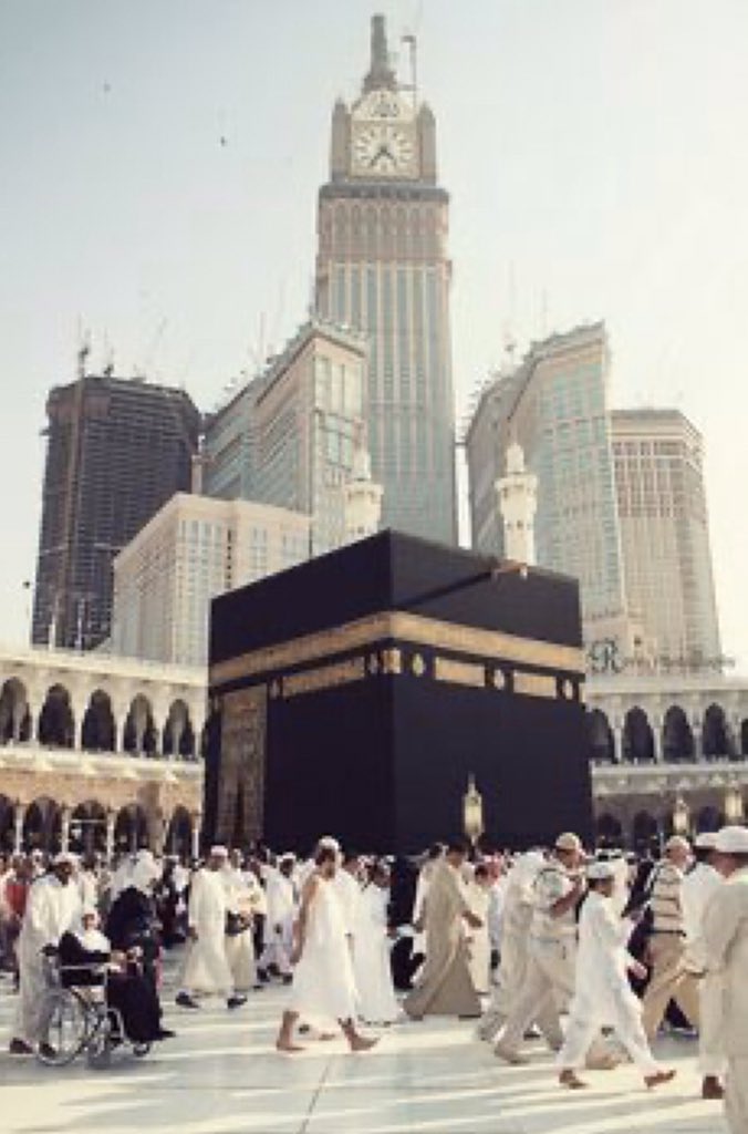 hassena_6's tweet photo. اتمنى عُمرة هالوقت وقعده في الحرم لين قبل الفجر ، اصلي الفجر قدام الكعبه ، واشرب زمزم ، وارجع انام وقلبي باااارددد 💗🔒. https://t.co/ztsFO28icc