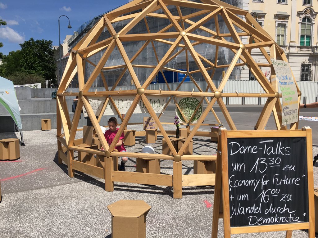 ViennaForFuture's tweet image. Vor mehr als 2 Wochen haben wir unsere Zelte vor dem @bkagvat aufgeschlagen um für den #KlimaCoronaDeal und einen ökosozialen Umbau der Wirtschaft zu protestieren. Heute sprechen wir bei den Dome-Talks darüber, wie ein klimagerechtes Österreich aussehen kann.