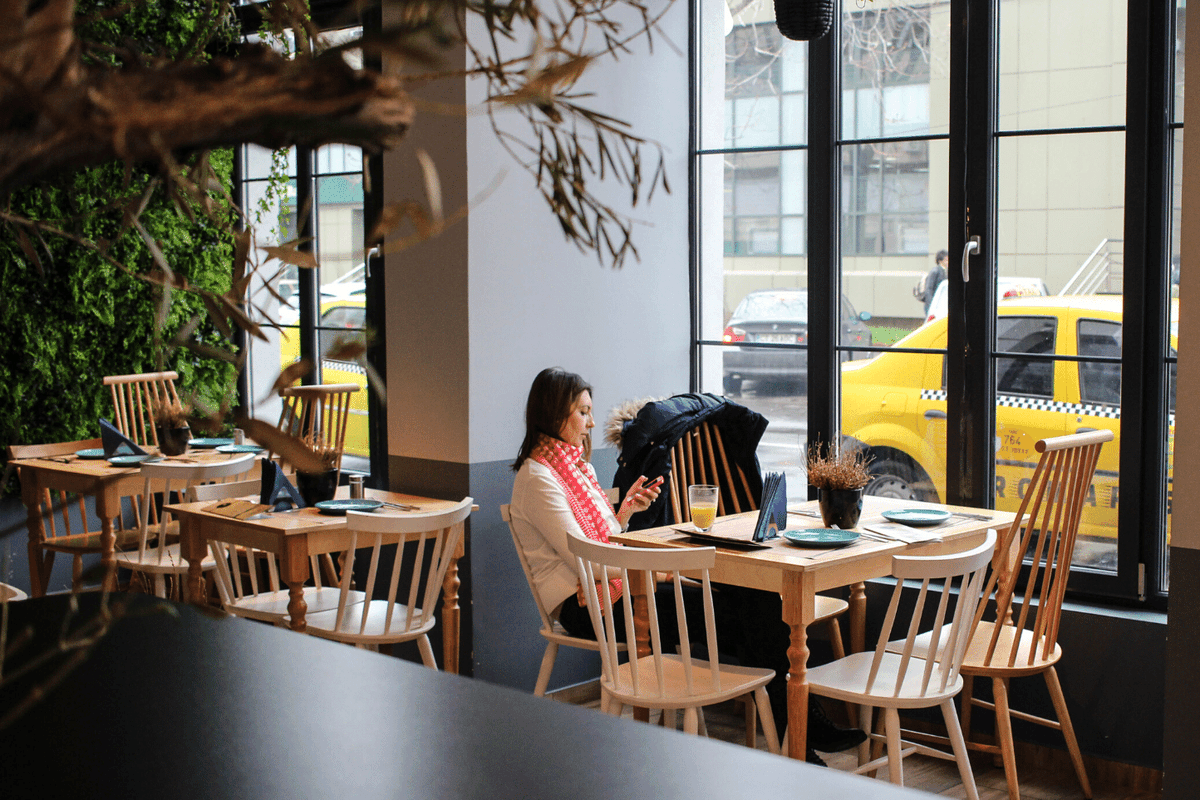 ugent's tweet photo. Wat heb jij nodig om je veilig te voelen wanneer cafés en restaurants de deuren weer mogen openen? @ugent onderzoekers bevragen zowel café- en restaurantuitbaters als bezoekers. Neem tot 27/5 deel aan het onderzoek. 
👉https://t.co/U5VEbXaWsO 
@AgEconUGent @HorecaVL @FbwUGent https://t.co/N7BHLWWoCl