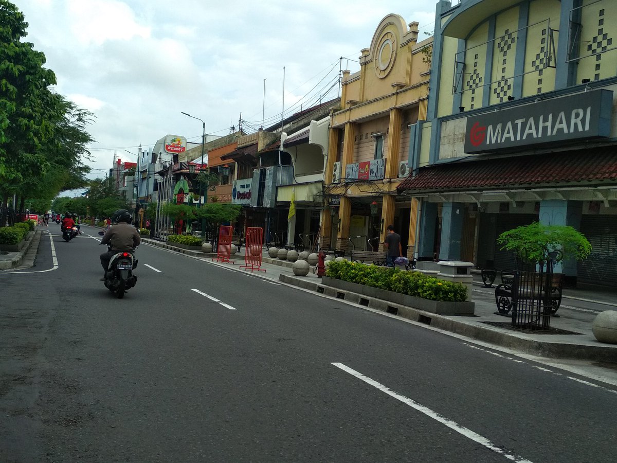 adamaguss's tweet photo. apakah orang Jogja tidak pakai baju baru lebaran ? tentu pakai,

apakah orang Jogja tidak buat menu-menu lebaran ? tentu buat,

Tapi kami pilih MENGURANGI beredar di jalan apalagi harus UYEL2AN BERDESAKAN 🙏😍

Dari Jogja utk Indonesia
Mari BATASI penyebaran pandemi 🤝💪👍 https://t.co/H5NWk2VDmu
