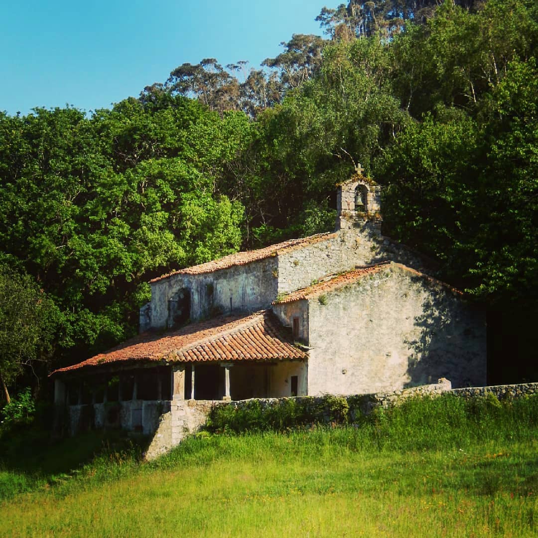 📷 L’ermitage de San Emeterio (XVIe s., #Asturies - #Espagne) se trouve près de la grotte du Pindal (peintures préhistoriques) et des ruines de l’église de Santa María de Tina (XIIIe)

#Asturias #ParaísoNatural #VisitSpain #InGreenSpain
➡️ instagram.com/p/B_sFxYNluiv/ #JeudiPhoto