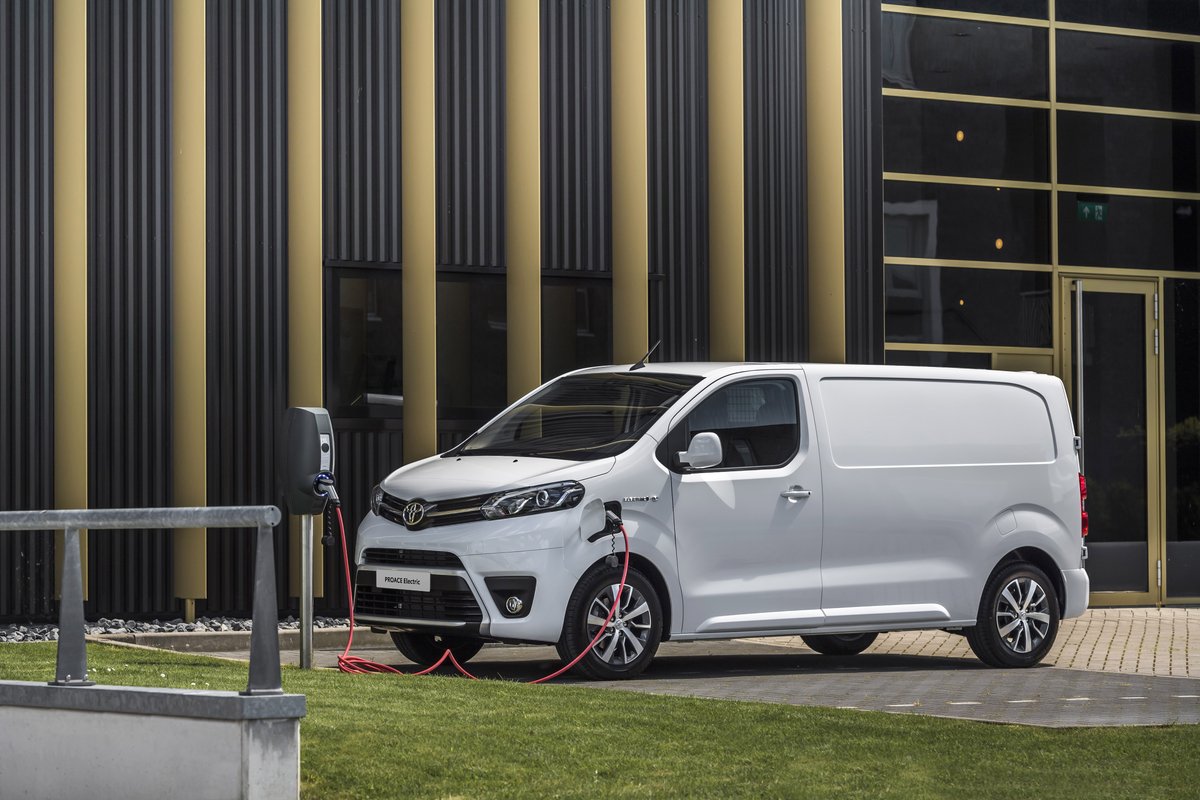 NoordLimburgBiz's tweet photo. Toyota start in Nederland vanaf oktober dit jaar de leveringen van een hele serie PROACE Electric bedrijfswagens. Er is keuze uit twee krachtige batterijpakketten die de volledig elektrische bestelauto een actieradius geven tot 330 kilometer (WLTP). https://t.co/BZ3XFevhJh https://t.co/tHegVvcNjS