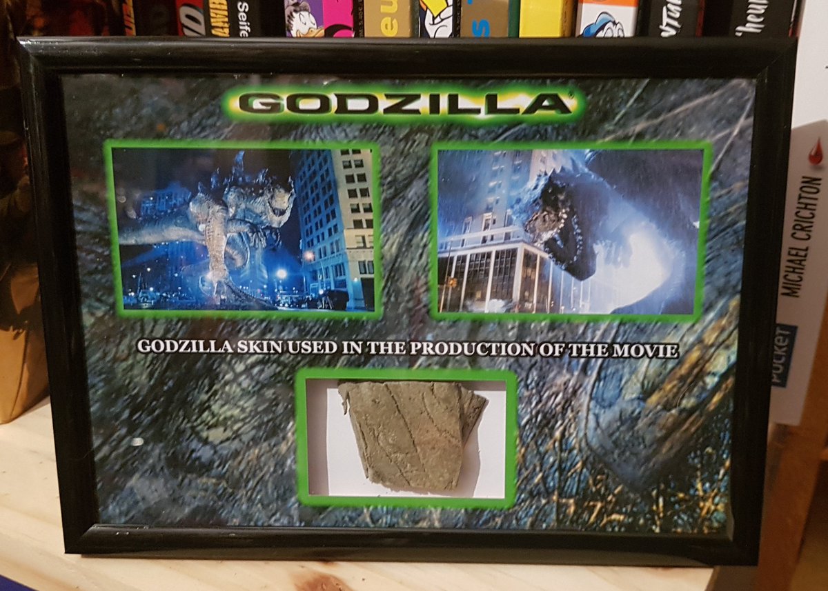 tsubasa2904's tweet photo. Toujours très sympa d'avoir un bout de peau de son Lézard préféré au cinéma 
#Godzilla 
#godzillaskin https://t.co/vWenihO0Dk