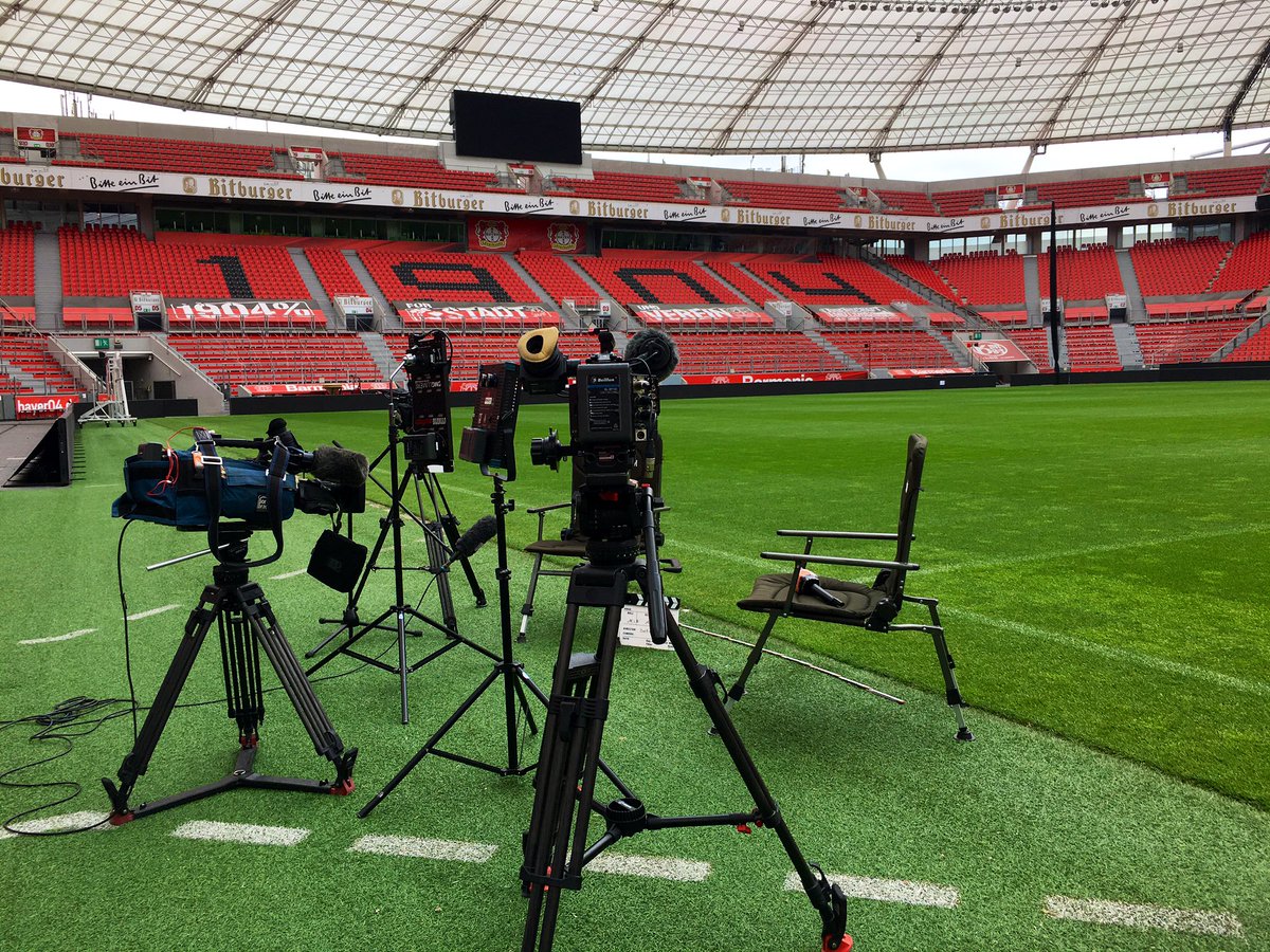 Skulle59's tweet photo. Fiebermessen bevor es losgehen kann... #NoFever eine der Grundbedingungen für das Interview mit Rudi #Völler #MitAbstandbetrachtet @ZDFsport @morgenmagazin https://t.co/K8otZDQRAD