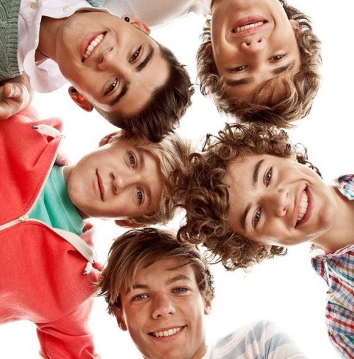 Harrysmic1's tweet photo. CouCou💖🌈 #1Dthrowback https://t.co/RVqLI3L4tP