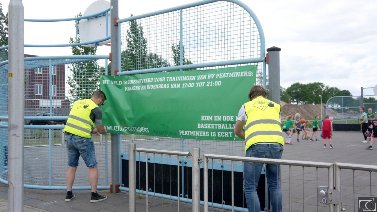 Peatminers's tweet image. Na puzzelen en overleg met @gemtwenterand zijn we weer begonnen!!! Sinds maandag trainen  #Peatminers in de open lucht..We zijn nu eenmaal gewend aan een sporthal, maar mooi dat het ook zo kan! #Samensterk #wijzijnpeatminers #basketbal #Vriezenveen