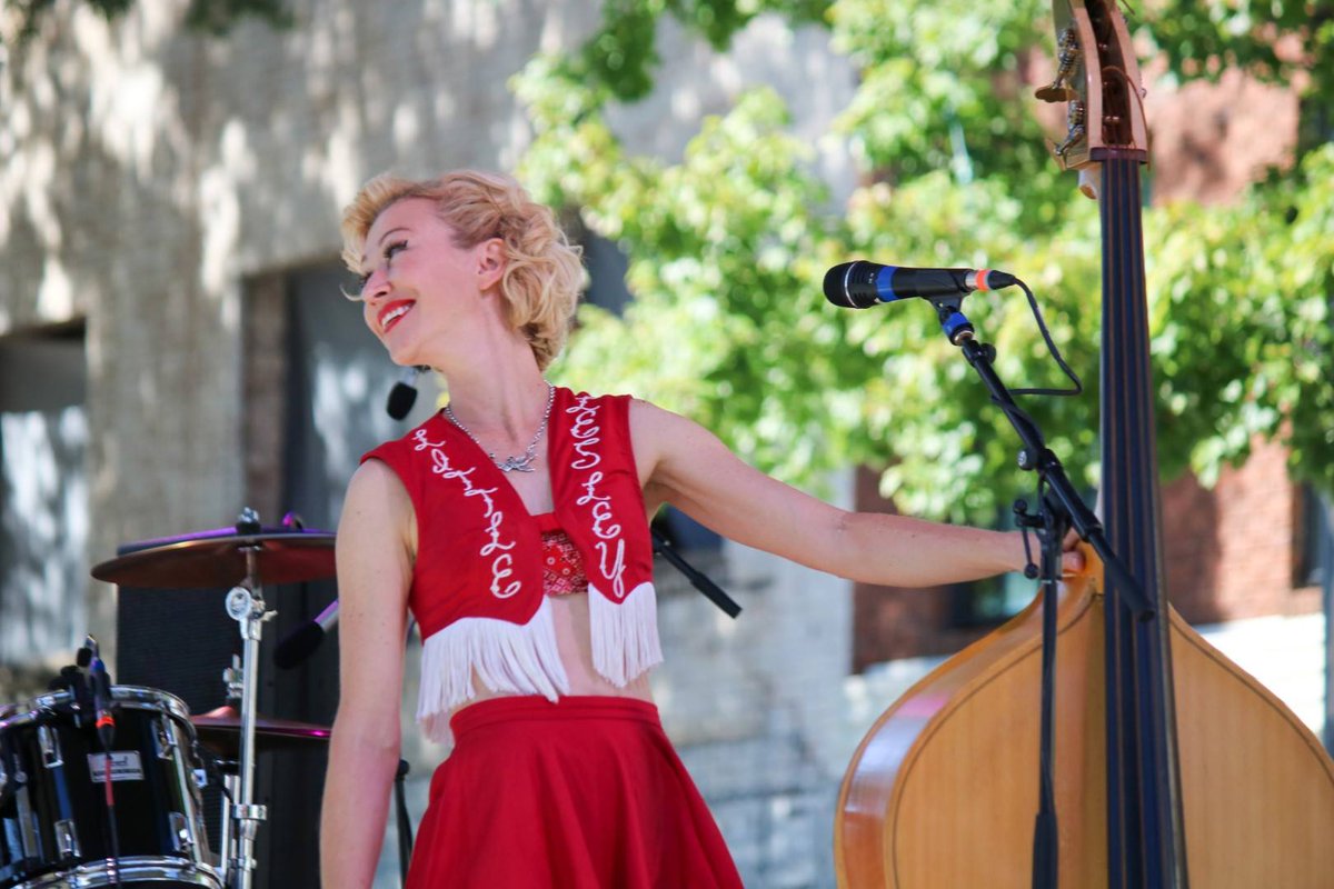 gvilleevents's tweet photo. โ๏ธ๐ผ Self-penned songs with gravel and grace. Tonight, Little Lesley takes the Sound Check virtual concert stage to bring us an honest approach to American Roots music.
#TuneInSC
โ๏ธWhen: 5:30 PM
๐Where: https://t.co/KmMOKaoEj0
โน๏ธInfo: https://t.co/PSYXg5lTkM
#InThisTogetherGVL https://t.co/bdnPoKJ4oM