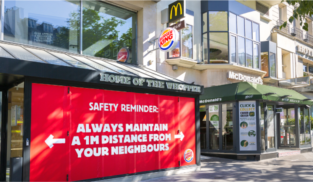 mkdirecto's tweet photo. Burger King se burla de nuevo de McDonald's con este cartel sobre el distanciamiento social https://t.co/yCZtugm9WB https://t.co/kgDJp1L50d