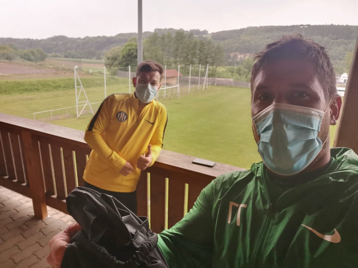 SC_Unterrabnitz's tweet photo. Dienstag, 19.5.2020, 19:00 Uhr
💛🖤 Back in business 🖤💛
Unser Coach @MandlTrainer durfte 8 Spieler beim ersten Training begrüßen.
Unter Einhaltung sämtlicher Vorgaben stand der Technikerwerb und der Spaß 🥳 an oberster Stelle.
#backonpitch #backinbusiness #endlichwiederfussball https://t.co/oVQh0x2p7K
