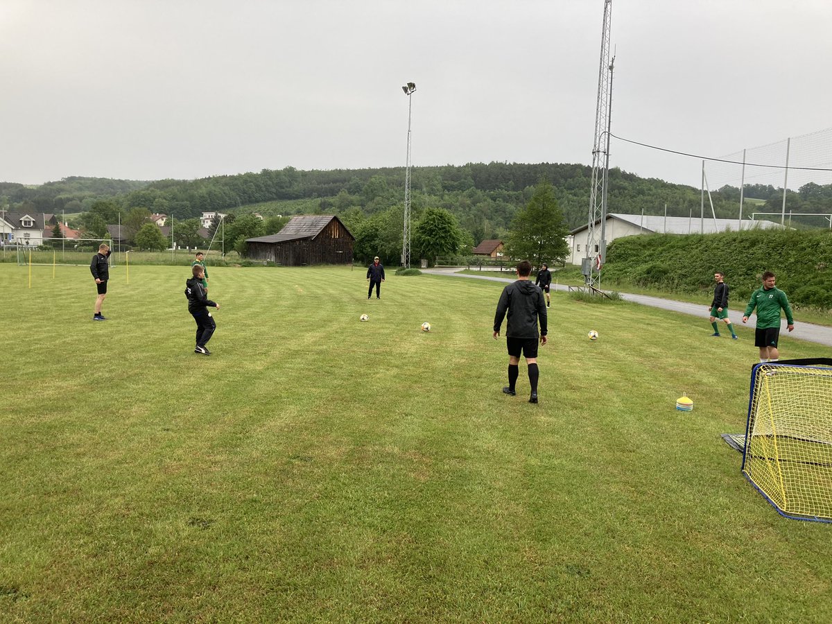 Dienstag, 19.5.2020, 19:00 Uhr
💛🖤 Back in business 🖤💛
Unser Coach @MandlTrainer durfte 8 Spieler beim ersten Training begrüßen.
Unter Einhaltung sämtlicher Vorgaben stand der Technikerwerb und der Spaß 🥳 an oberster Stelle.
#backonpitch #backinbusiness #endlichwiederfussball