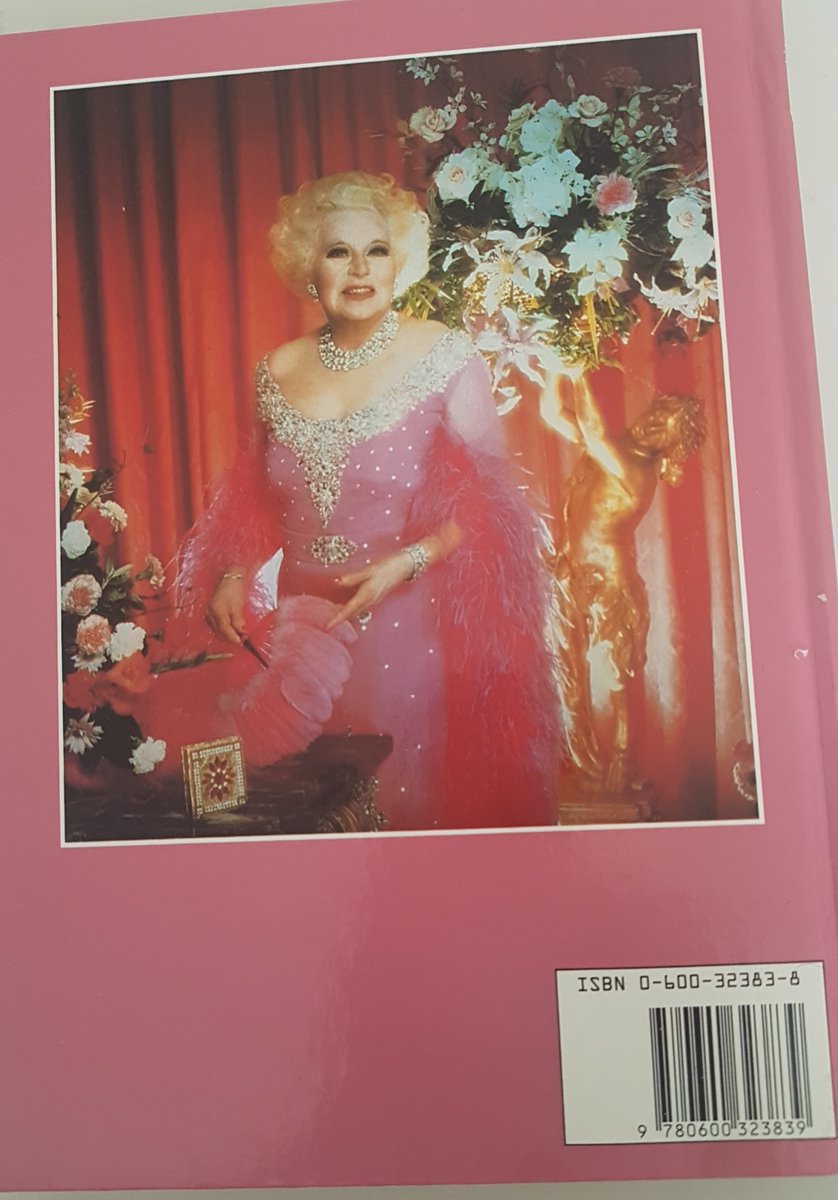 It's the 20th anniversary of Barbara Cartland's death, which is all the excuse I need to show you some pages from the greatest cookbook of all time. A thread.The photography is magnificent, but the little quotes under them are priceless too. Enjoy. @70s_party  #foodphotography