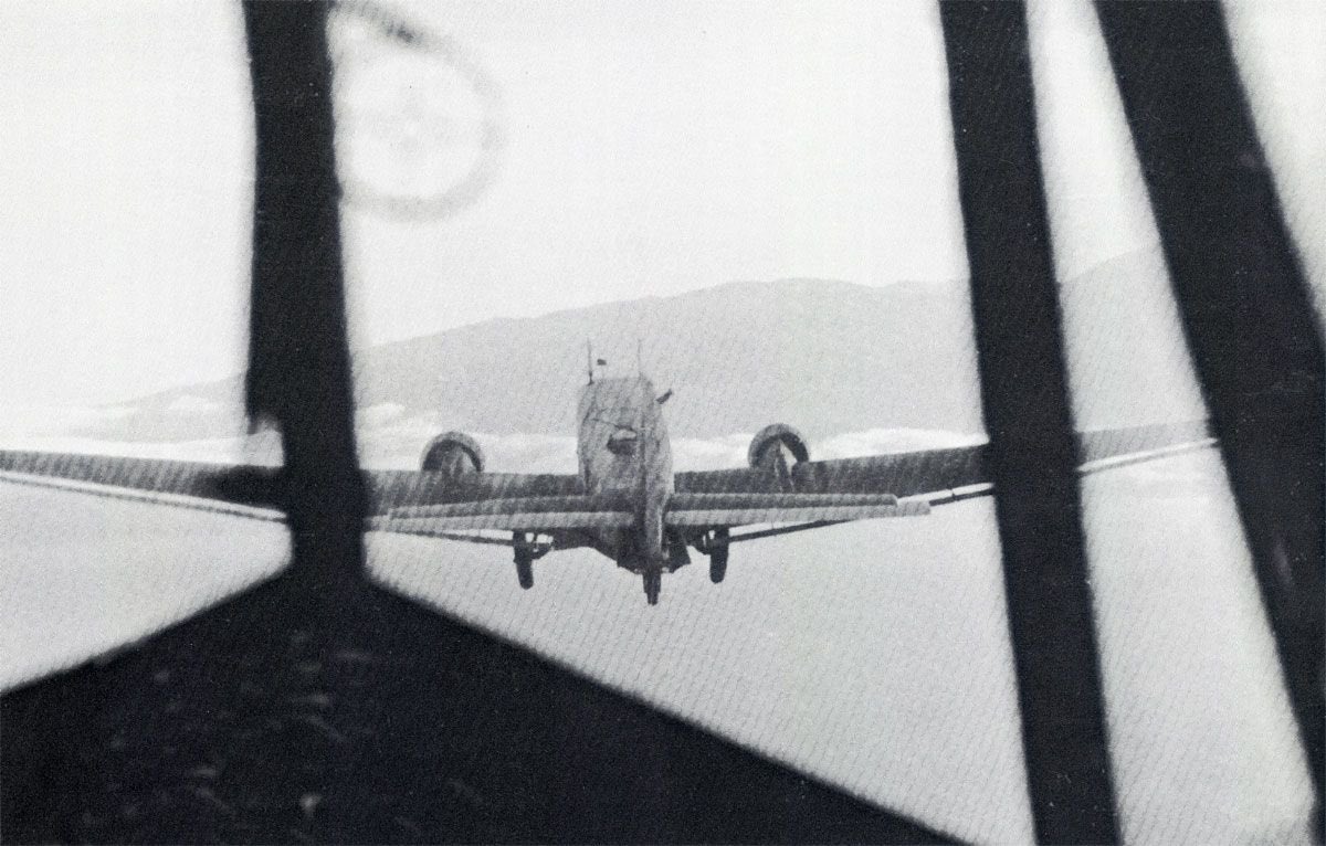 21. Mai 1941, Nachmittag - Es geht los! Die JU52 mit den  #Gebirgsjägern des II. Btl. starten aus Südgriechenland gen Kreta. Den ganzen Tag über kommt es zu Verzögerungen. Denn, der beim Start aufgewirbelte Staub behindert die Sicht nachfolgender Flieger.  https://twitter.com/paulstrobel/status/1263319147389358080