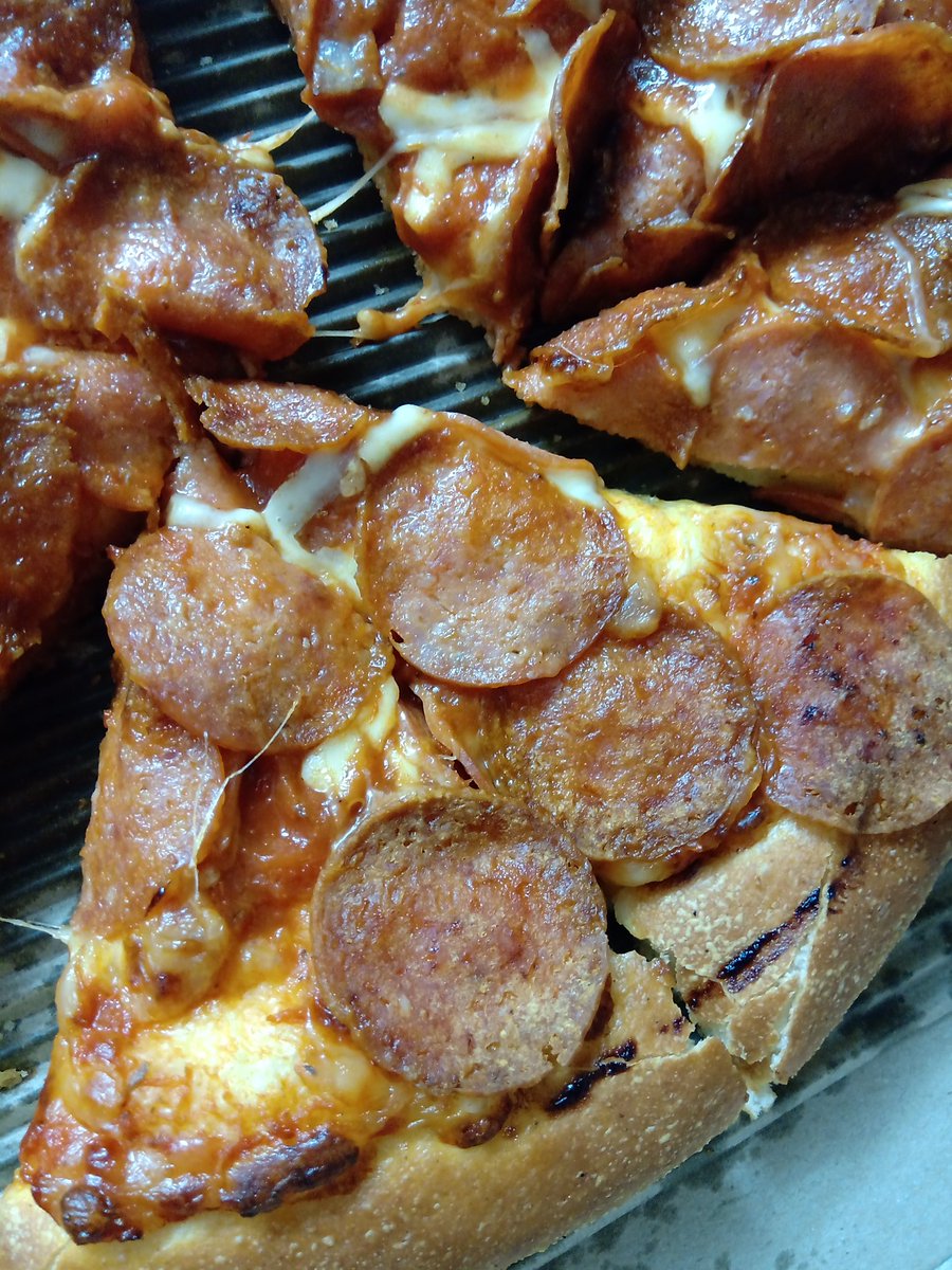 0_luper's tweet photo. @PizzaHutAU I <3 pepperoni so I paid for "Epic Pepperoni" on my pizza and got an epic disappointment instead. Did Covid cause a pepperoni shortage? https://t.co/mWGff78TvU