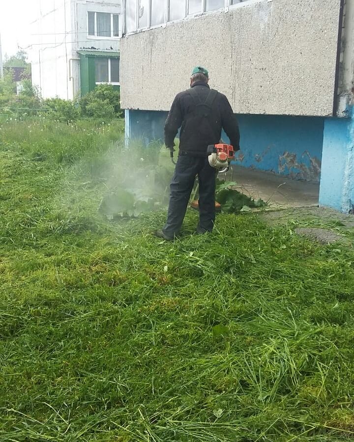 Управляющие компании Железнодорожного района проводят санитарную уборку на придомовых территориях.

Организованы работы по завозу песка в песочницы, покосу травы и покраске бордюрного камня. 
#Ульяновск #Ульяновскаяобласть #Железнодорожныйрайон