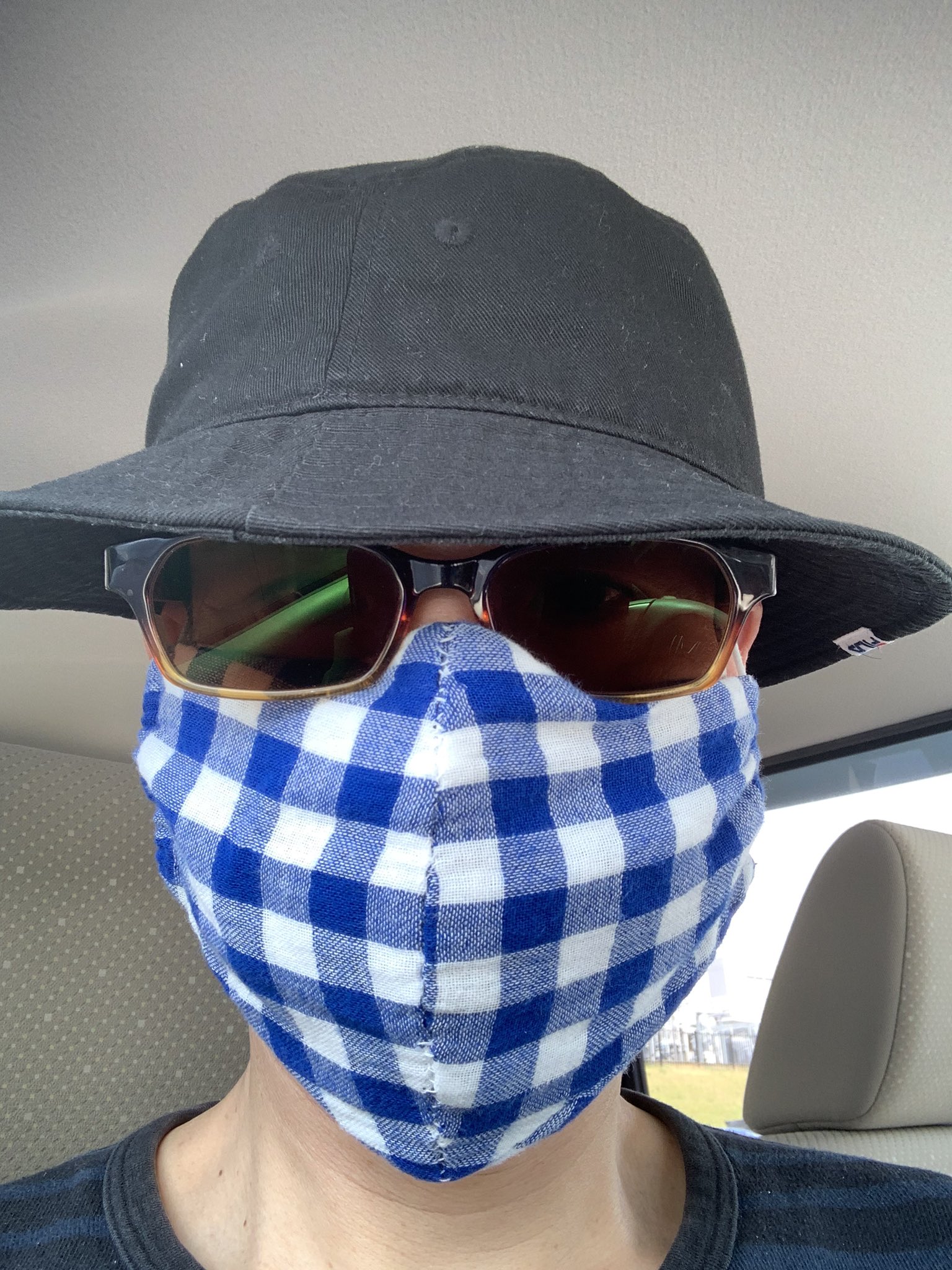 くろしお ガンバレ和歌山東高 仕事中は帽子 ヘアネット着用なので仕事帰りは髪型が変になるから帽子被ってるんだけど 今日の帰りは日差しが強かったからサングラスかけたら マスクの柄と相まって不審者感max こんなんで外歩いてたら職質されるだろうな