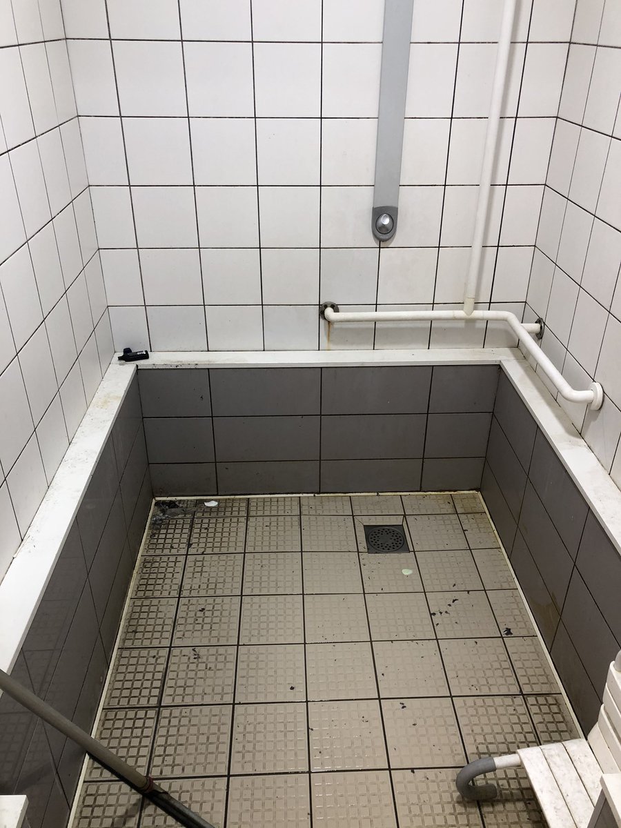 Schandalig is het! Overal lees en hoor je hoe erg dat Covid-19 is. Maar de boel schoon houden daar beginnen we niet aan.... #avia #airevaldemeuse <a href="/Avia_France/">AVIA France</a> <a href="/AviaNederland/">AviaDeventer</a> mond vol dat ze chauffeurs zo respecteren. Maar dat blijkt niet uit de daden! #retweet #RetweeetPlease