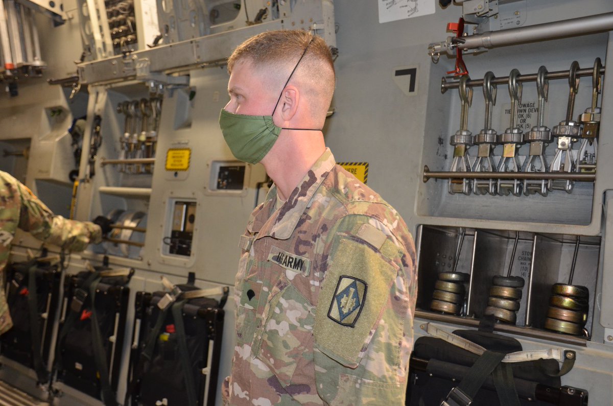 USArmyFortSill's tweet photo. Wheels up.
Soldiers in @75thFA_BDE Target Acquisition Platoon load an AN/TPQ-53 onto a C-17 in preparation for a deployment to the U.S. Central Command area of operation.
#TrainedToWin #WinningMatters
@6_fires @FCoE_CSM @USArmy @FORSCOM https://t.co/dx70UqsMUN