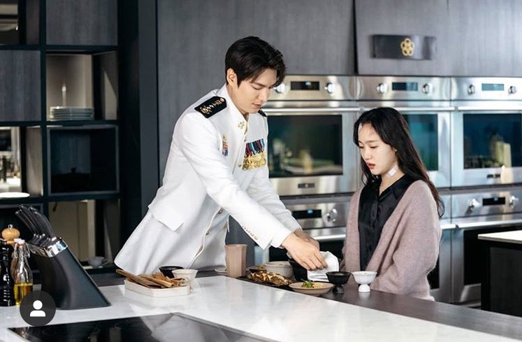 Reise bak be sevdiğine üniformayla yemek hazırlıyor 😭 var mı bunun üstü