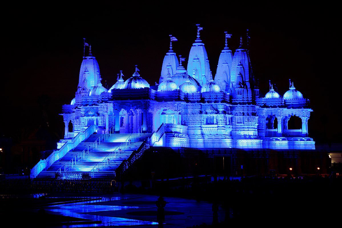 bapslosangeles's tweet photo. As the #COVID19 pandemic continues, we salute all of our frontline workers. The #LAHinduTemple joins other landmarks in #lightitupblue to say thank you. We are all in this together. @MakeItBlue_USA #BAPSLA #frontlineworkers #lightitblue #makeitblue #losangeles #discoverla https://t.co/DJCJQK0QbG