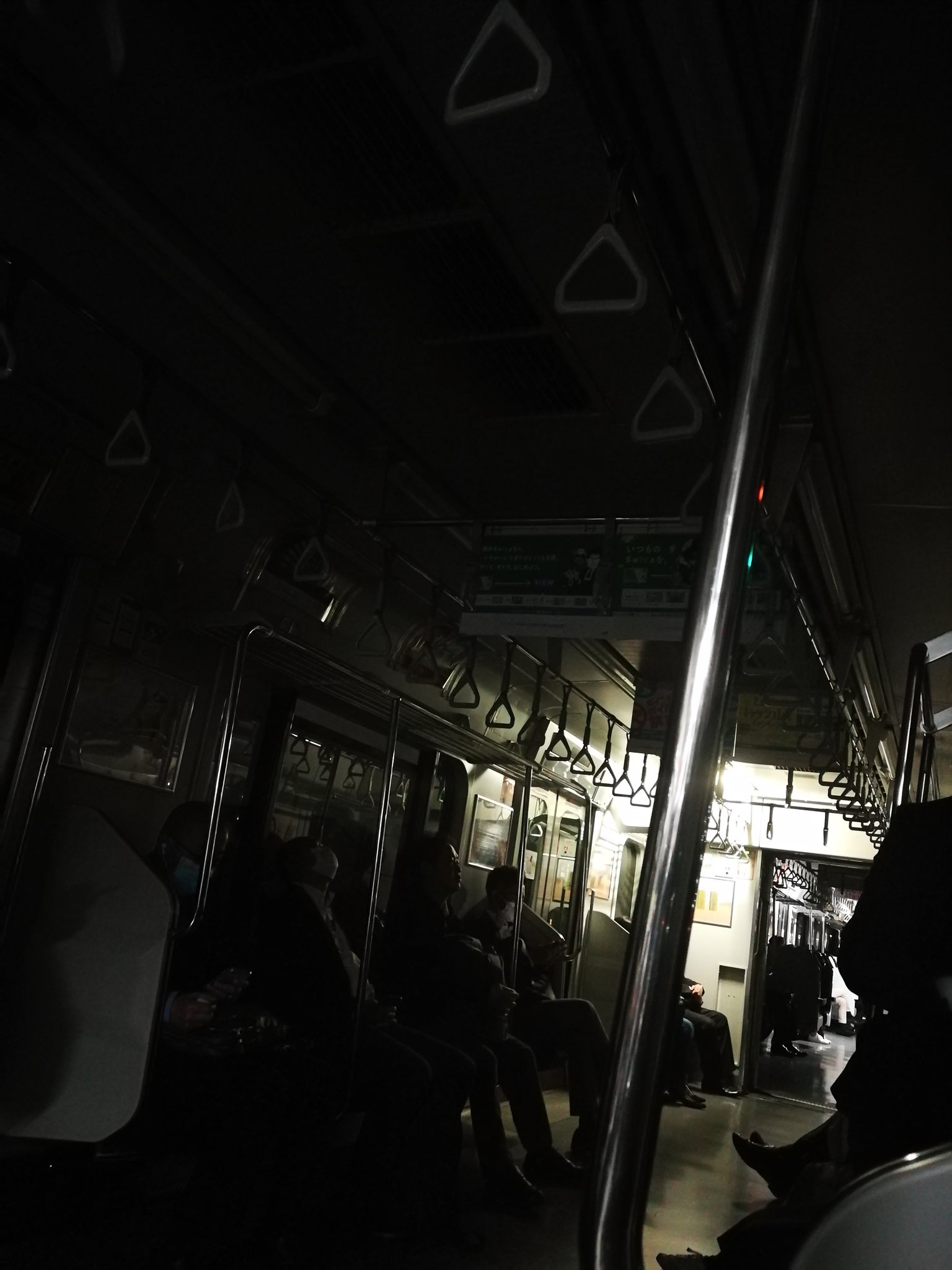 総武線の船橋駅の人身事故で電車内が停電している画像