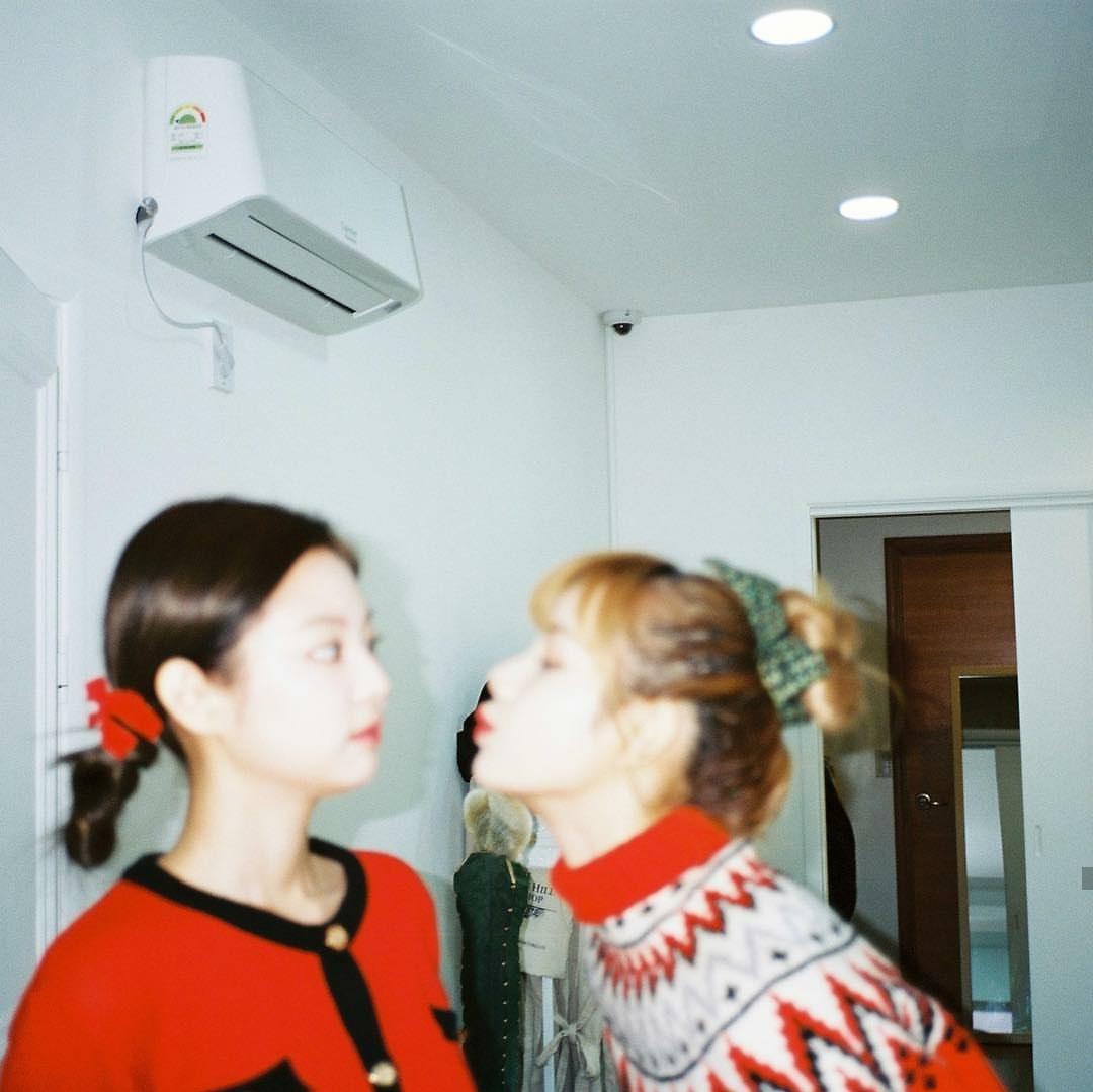 jenlisamemes's tweet photo. Lisa trying to kiss jennie 😚
😂😂😂 #limario #jendeukie

#jenlisa #jenlisaisreal

#BLACKPINKISCOMING
#BLACKPINKCOMEBACK https://t.co/mxcypXe4RT