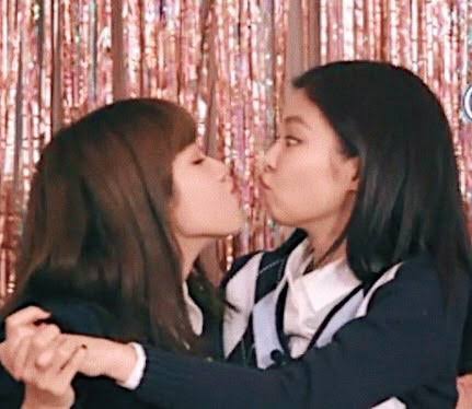 jenlisamemes's tweet photo. Lisa trying to kiss jennie 😚
😂😂😂 #limario #jendeukie

#jenlisa #jenlisaisreal

#BLACKPINKISCOMING
#BLACKPINKCOMEBACK https://t.co/mxcypXe4RT