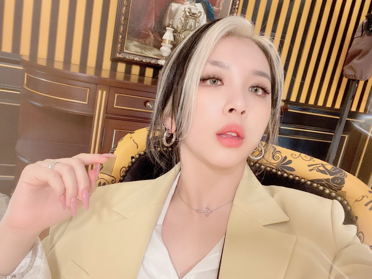 KARD_Official's tweet photo. [#지우]
잠시 후 9시 30분 GOOD GIRL 지우와 함께 해요💛
오늘은 지우의 무대도 공개되니 절대 본방사수 해주세요🔥

#KARD #전지우 #Mnet #GOOD_GIRL #굿걸 https://t.co/Jv2uJRa49i