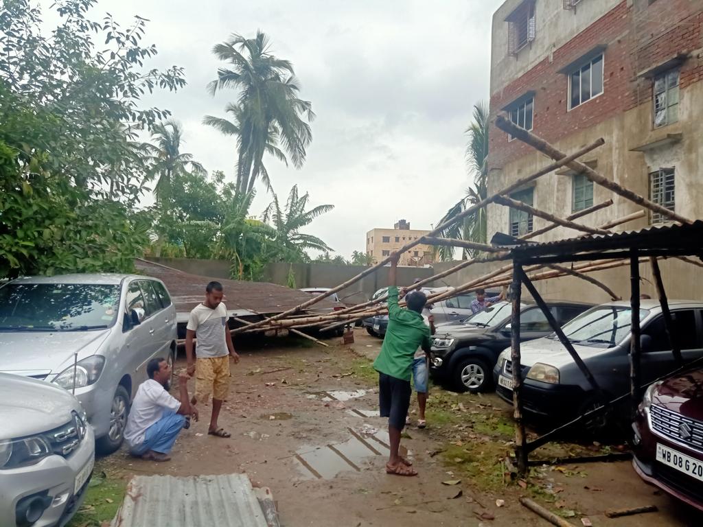 avishek248's tweet photo. Glimpse of the destruction caused in Kolkata by Amphan cyclone. #AmphanSuperCyclone #prayforwestbengal #kolkataairport # https://t.co/bhQq6hqIob