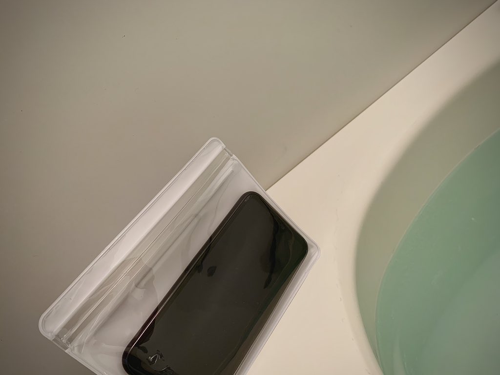 フィフィ 在 Twitter 上 ダイソーで買ったこれ お風呂で使える防水スマホスタンド Daiso 百均 T Co Esq51ktwjc Twitter