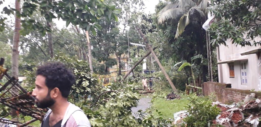 avishek248's tweet photo. Glimpse of the destruction caused in Kolkata by Amphan cyclone. #AmphanSuperCyclone #prayforwestbengal #kolkataairport # https://t.co/bhQq6hqIob