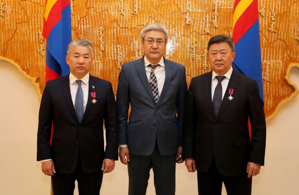 УИХ-ын гишүүн Ж.Энхбаяр, Н.Энхболд нарыг ҮАБЗ-ийн цол тэмдгээр шагналаа

sonin.mn/news/politics-…