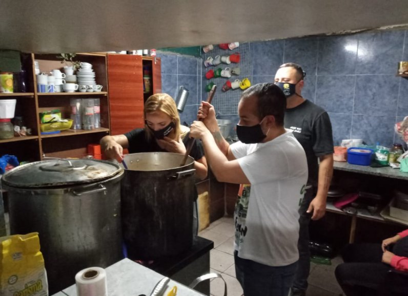 agevaperonof's tweet photo. En el barrio con cada vecino y vecina

Ayer por la noche lxs compañerxs entregaron viandas en la cena para lxs vecinxs de la Sociedad de Fomento de las Torres de #DockSud.

#AgrupacionEvaPeron💚
#LaPatriaEsElOtro https://t.co/R7HMyUxEzu