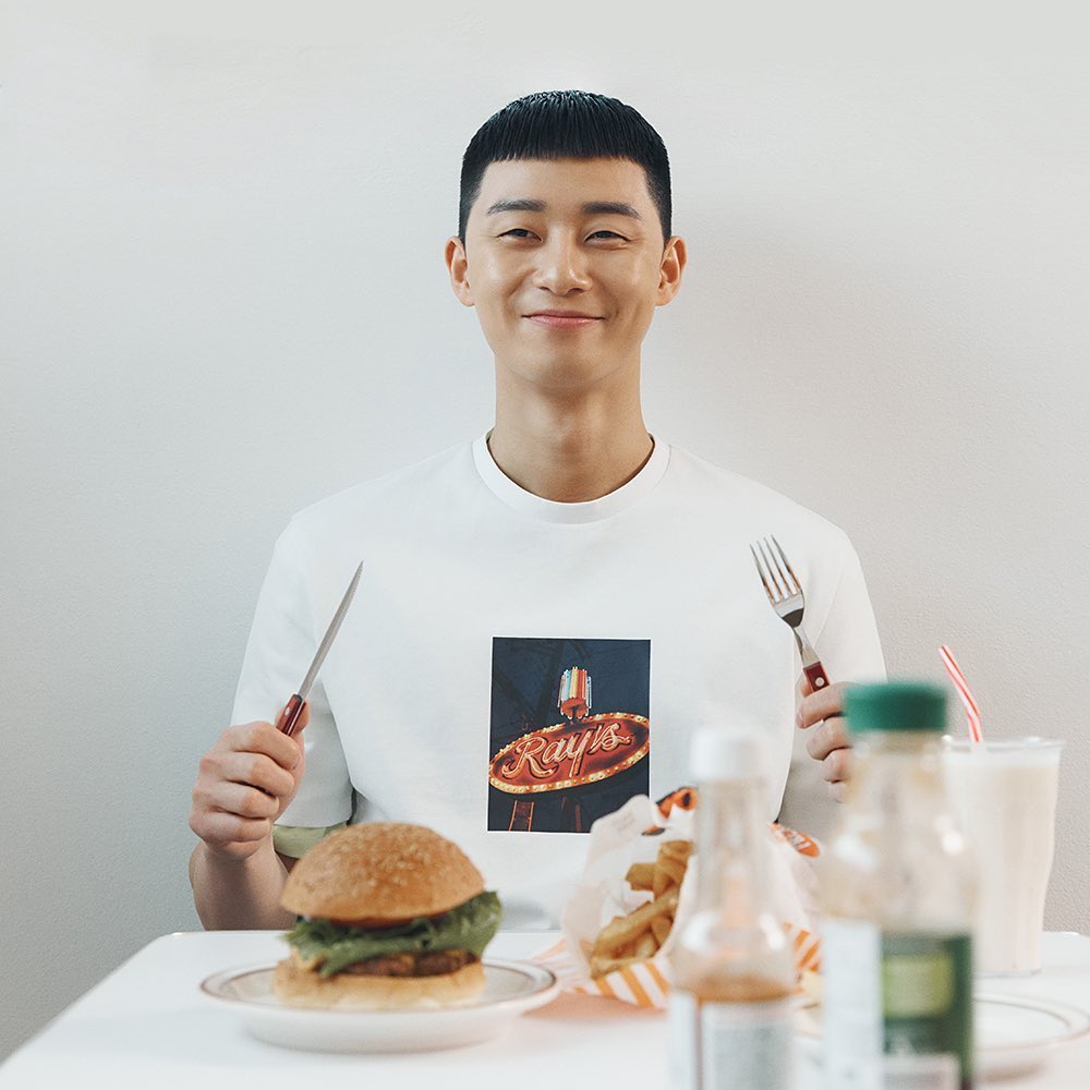 ParkSeoJoonTH's tweet photo. 🍔 ชอบเวลาอยู่กับของกิน พี่ซอจุนน่ารัก https://t.co/YWQLRksLfn