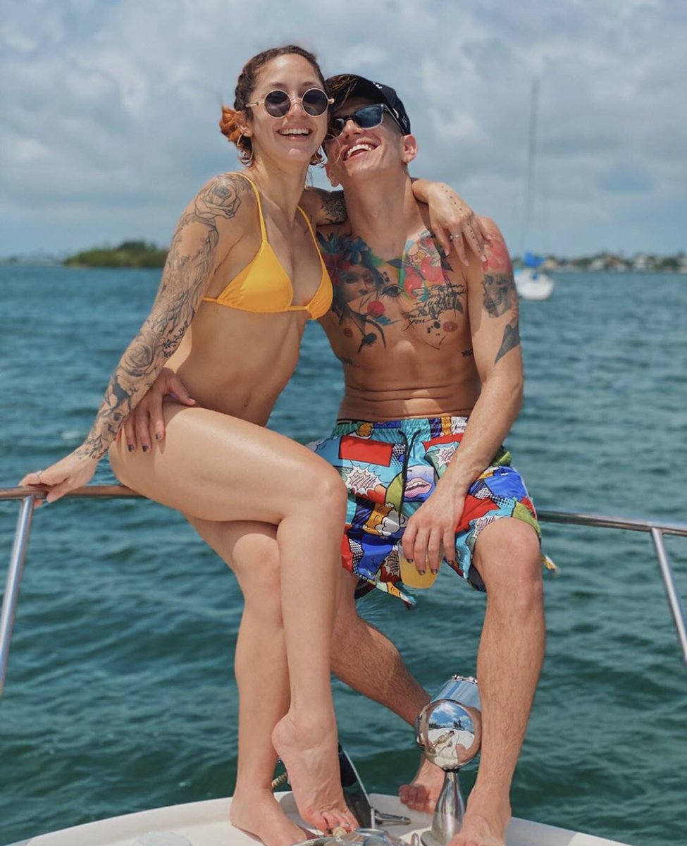 Feliz primer mes mi amor @copitodeuva te amo como no tienes idea gracias por estar conmigo eres mi todo y me tienes enamorado.Te amo mi vida y quiero todo contigo,amo amanecer a tu lado y ver tu carita hermosa,espero que sean muchos meses más.