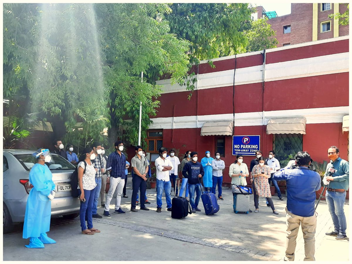 MamcRda's tweet photo. #CoronaWarrior of LNJP standing in front of MD OFFICE With their luggage, demanding proper quarantine facilities.
@ParvMittal8 @DrKeshave @DrSaurav5 .
#QuarantineforHCWs https://t.co/GDbVlItULn