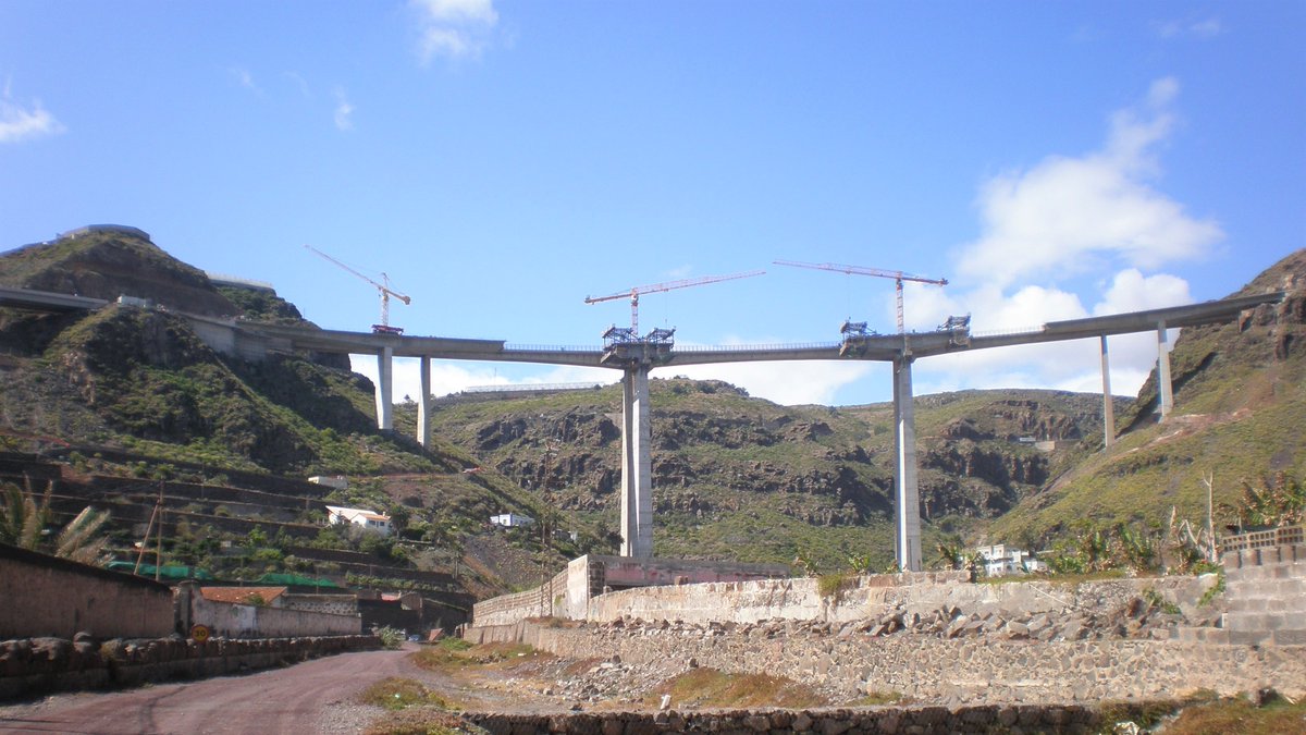 TorrojaIng's tweet photo. Viaductos de Silva I (1976) y II (2011), sobre el barranco de la Cuesta de Silva, en Gran Canaria. Torroja Ingeniería realizó el proyecto y la asistencia técnica durante la construcción de ambas estructuras. https://t.co/lomqkyTQWo