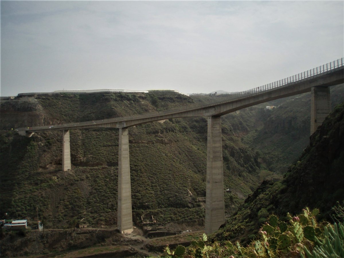 TorrojaIng's tweet photo. Viaductos de Silva I (1976) y II (2011), sobre el barranco de la Cuesta de Silva, en Gran Canaria. Torroja Ingeniería realizó el proyecto y la asistencia técnica durante la construcción de ambas estructuras. https://t.co/lomqkyTQWo