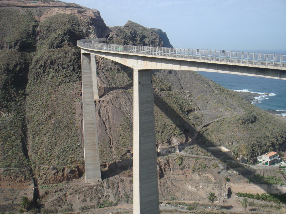 TorrojaIng's tweet photo. Viaductos de Silva I (1976) y II (2011), sobre el barranco de la Cuesta de Silva, en Gran Canaria. Torroja Ingeniería realizó el proyecto y la asistencia técnica durante la construcción de ambas estructuras. https://t.co/lomqkyTQWo