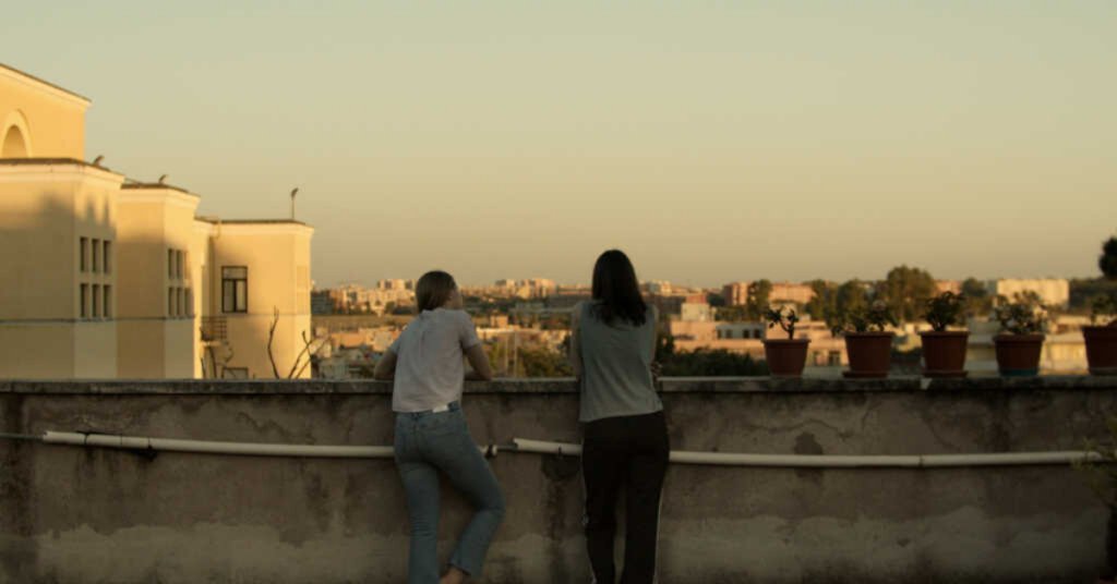 ValeMuseum's tweet photo. "L'ultimo piano" è il film d'esordio di nove giovani registi. Un film che racconta, con intelligenza, la difficoltà di crescere e vivere, del sentirsi innamorati. 
Ne parlo qui con uno dei registi, @MarcelloCaporic 

@vivo_film @ScuolaVolonte @PianoUltimo
https://t.co/oqxZFOKnAw https://t.co/zPVfrcuywN