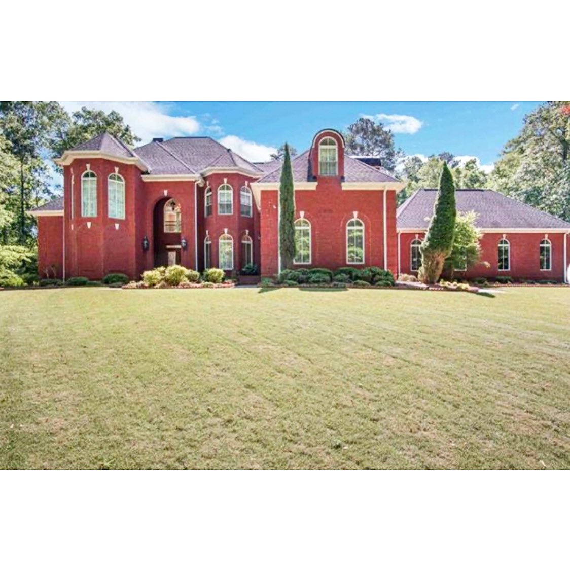 Iamrealestate11's tweet photo. $699,000 📍 Fayette Co.
Gated Estate on over 6 Acres^
Over 6000 sqft^ Soaring Ceilings^ 2 Kitchens &amp; much much More !!!!
Dm me Today for more info 📬
This one will not last...
#thehardestworkingmaninrealestate 
#nosalarycap 
#atlantarealestate 
#sellingatlanta 
#Blessed https://t.co/vEYSIQtPM6