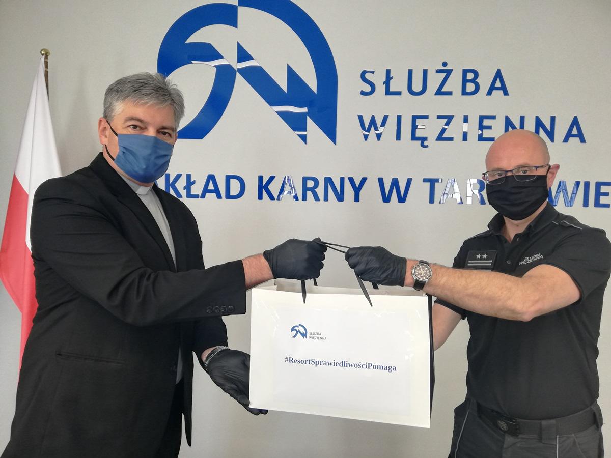 Kolejna partia maseczek ochronnych została w dniu dzisiejszym wydana poza mury tarnowskiego więzienia. Środki ochrony wykonują skazani. #ResortSprawiedliwościPomaga.
Maseczki przekazano do Domu Emerytów Placówka Pielęgnacyjno - Opiekuńcza Caritas Diecezji Tarnowskiej.