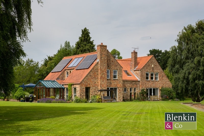 Blenkinandco's tweet photo. Don't we all dream of acres of rolling parkland when summer is upon us? This superb house outside #york has gardens, parkland, woodland and lakes - remarkable. https://t.co/tycHo65Hxn #watermeadows #sandhutton  #countryhouse #parkland  #sandhuttonhall @TheSTHome @propertywords https://t.co/Ug08fbnxso