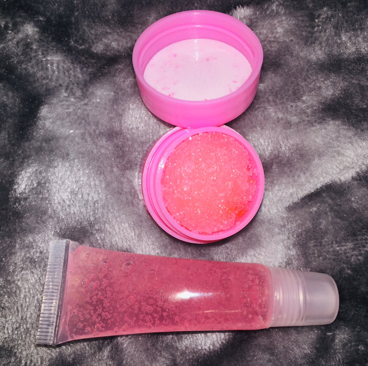 badgaltrxll's tweet photo. 😋 lip scrubs and lipgloss made with natural ingredients 💋
https://t.co/KUcumg8NJh https://t.co/3u98YOBOE9