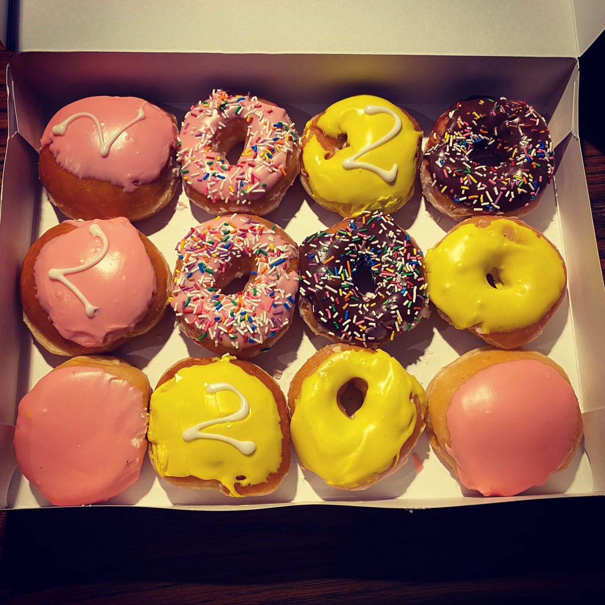 AEylon's tweet image. @krispykreme Glad you are doing this for our Seniors... but after four attempts... I finally was able to buy a dozen and got home to have it look like this... Sloppy and mostly incorrect... disappointing... #krispykremefail #krispykreme