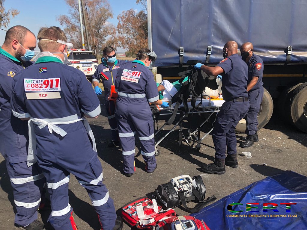 [VALHALLA] two people sustained serious injuries after two trucks collided on Old Johannesburg road near Zwartkop AirForce Base. One critical patient air lifter by <a href="/Netcare911_sa/">NETCARE 911</a> <a href="/monitor_net/">Monitor Net</a> <a href="/CityTshwane/">City of Tshwane</a> <a href="/TMPDSafety/">Tshwane Metro Police</a>