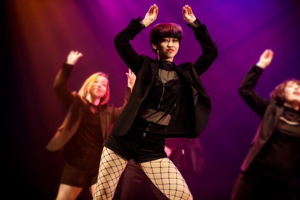 rian_lean_on's tweet photo. #イズミノミズカラ
#8Girls の時の写真!これはまだ載せてなかったはず………?
最近家の近所のアスファルトの上で踊ることが多いけど、やっぱ舞台の上でで踊りたいし歌いたいよね😢
#ポートレート #自撮り界隈 #派手髪 #ミュージカル #女優 #ダンサー #被写体になります #StayHome https://t.co/EZkbiQH3pU