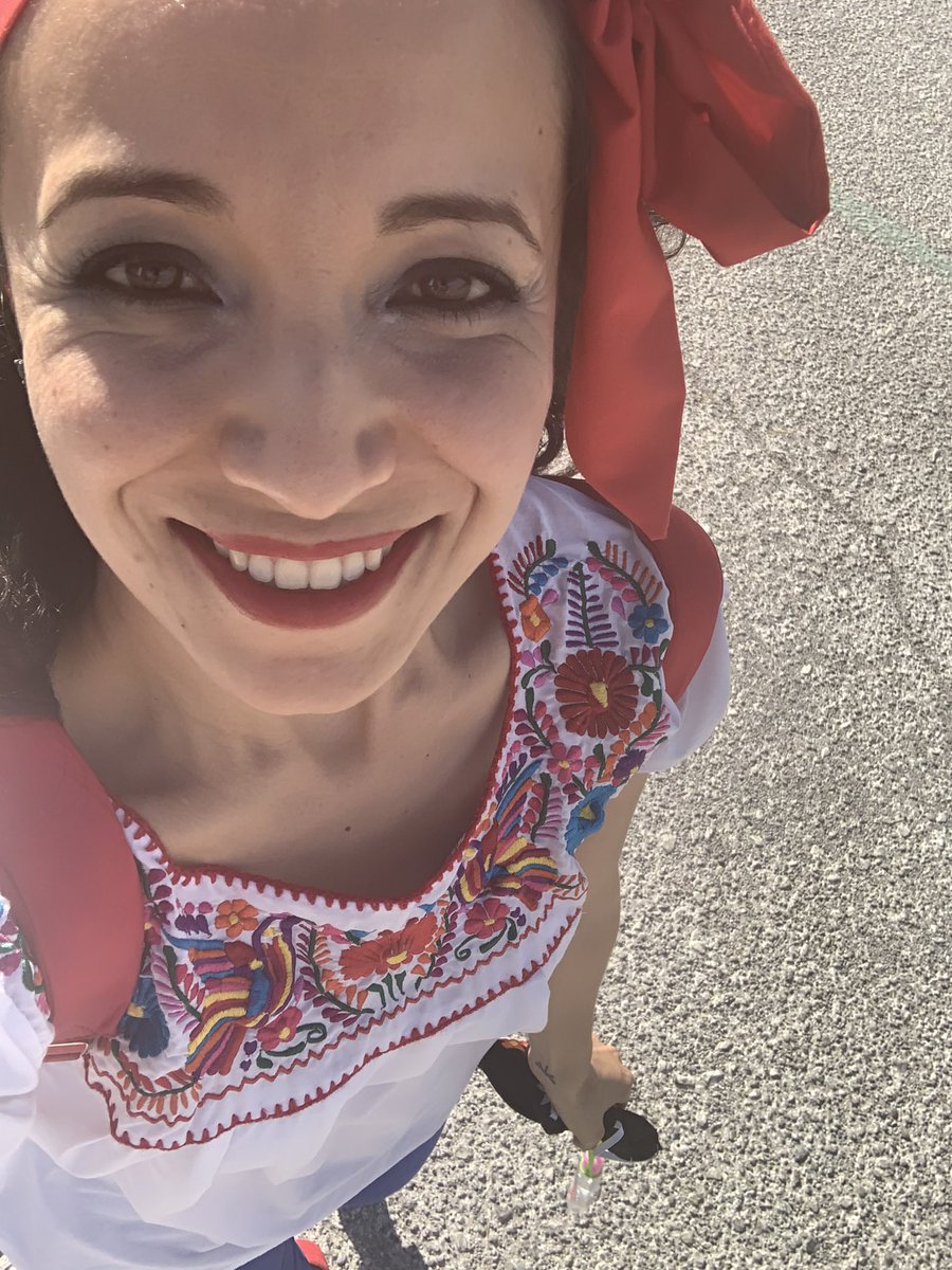 DanielaCarlos's tweet photo. #FelizJueves #ModaCOVID19 #ElRojoEsMiColor ❤️😘 https://t.co/BtJKQRMJgO